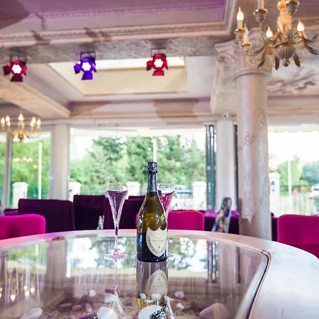 Avenue Deluxe Hotell