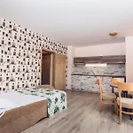 Avenue Deluxe ساني بيتش