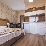 Avenue Deluxe ساني بيتش