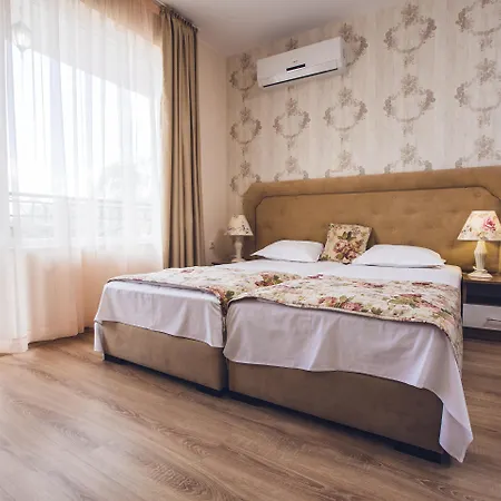 Avenue Deluxe סאני ביץ'