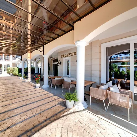 Avenue Deluxe Hotel 4*