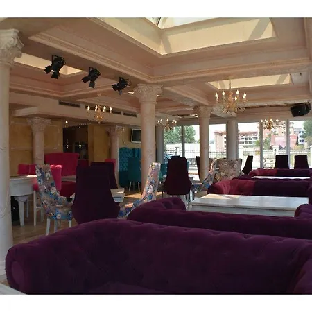 מלון Avenue Deluxe 4*